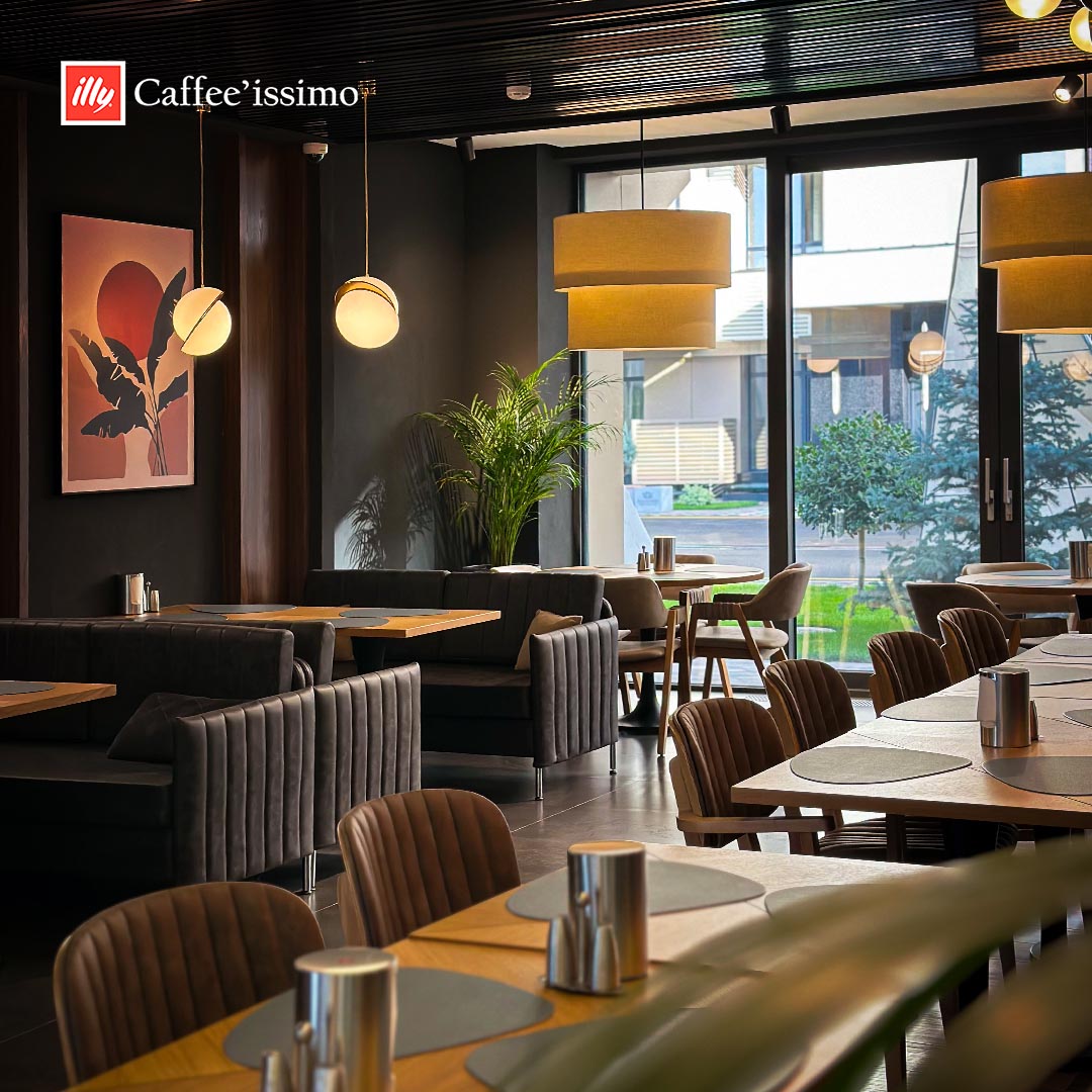 Гости наслаждаются кофе в Caffee’issimo